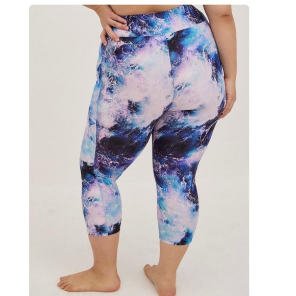 TORRID NWT High-Rise Pocket Capri Swim Legging - Picture 2 of 3